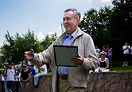 Генеральный директор Интерфакса Михаил Комиссар вручает награды