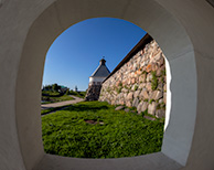 Рядом с воротами